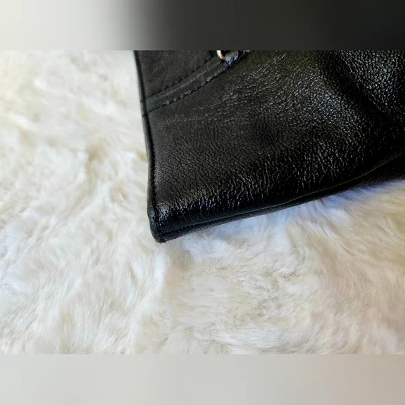 Chanel Luxe Ligne Tote Bag - Picture 13 of 16